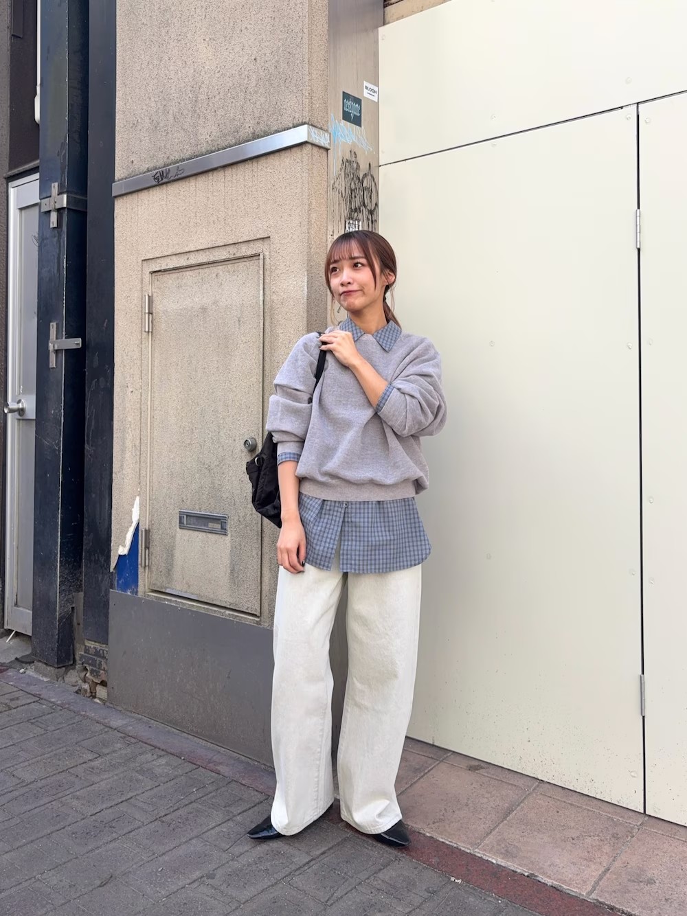 人気の春ニットをシャツとレイヤードで。
カジュアルに少し上品さをプラスしてくれる優秀ニットです！
チェックシャツは配色がどれもカワイイです！