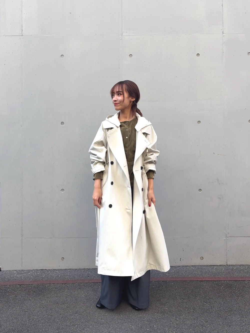 フーディー2WAYトレンチコート

上品な軽さと端正なシルエットが魅力の、フード付き2WAYトレンチコート。
柔らかな落ち感と程よいハリを兼ね備えた素材を使用。 クラシックなトレンチの雰囲気を保ちつつ、重さを感じさせない軽やかな着心地が魅力です。