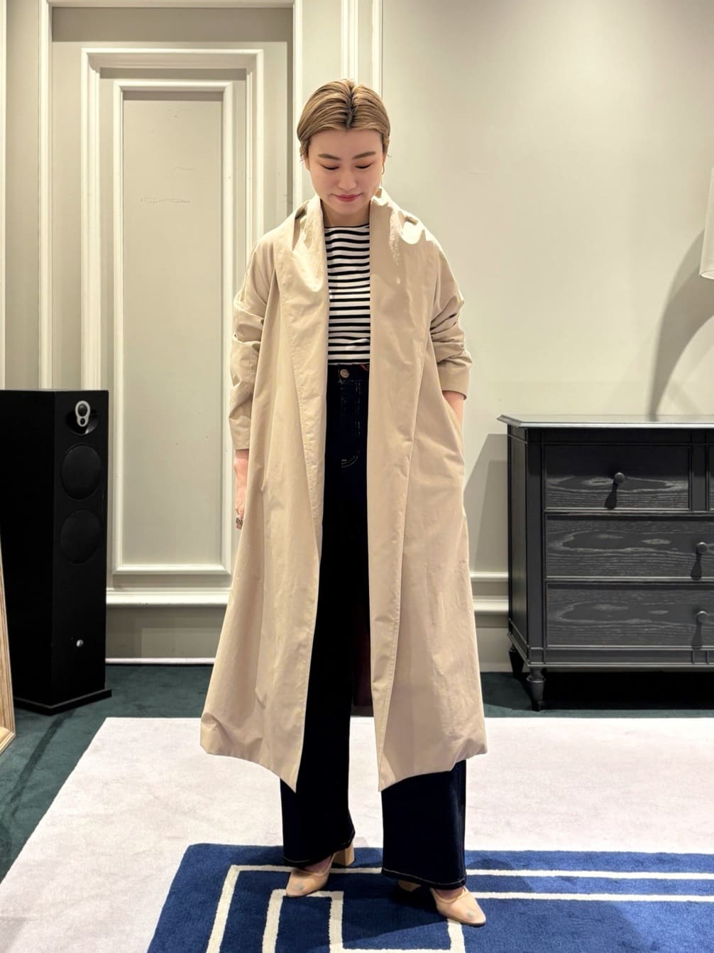 身長162㎝　〈TOMORROWLAND collection〉スムースクロス ベルテッドガウンコート

贅沢な分量感が目を惹くガウンコートは、春の主役にふさわしい一着。
しっかりとしたハリがありながら、身体に馴染むしなやかさを併せ持つ素材を使用しています。
たっぷりと生地を使用していますが、硬さがないためボリュームが程よく落ち着き、すっきりと収まりの良いシルエットで着用できるのがポイント。

首元に施された美しいドレープデザインが魅力的で、首筋に添うような立体的なボリューム感が、クラス感のあるゴージャスな印象を演出してくれます。

肩まわりや身幅にゆとりを持たせた設計のため、リラックスした着心地が魅力です。
私のような体型でも、34サイズを問題なく着こなすことができました。
基本的には162cmを基準に、お好みの着丈（総丈）のバランスでサイズを選んでいただくのがおすすめです。


【別注】RED CARD TOKYO POLLY デニムパンツ

定番デニムの中でも、今シーズン特に注目したいのがバギーシルエットです。
腰まわりはすっきりと見せつつ、膝にかけて緩やかに膨らみ、裾に向かって再び絞られるバレル（樽）のような独特の曲線美が特徴。

この構築的なフォルムが、デニムというカジュアルな素材にモードで洗練されたニュアンスをプラスしてくれます。
レッグラインを一切拾わないゆとりのあるボリューム感は、脚のラインにお悩みがある方にこそ試していただきたいデザイン。