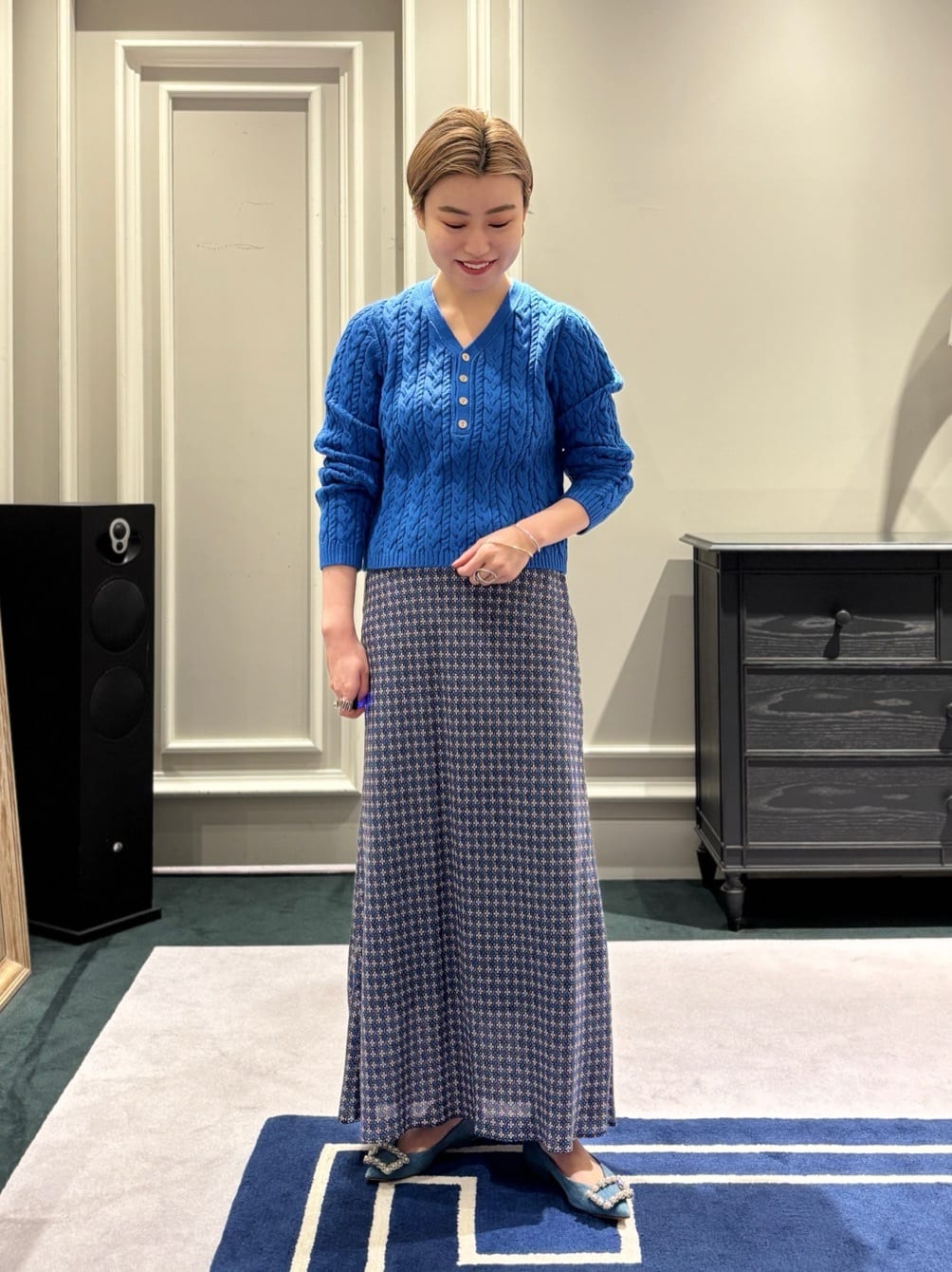 身長162㎝　〈MACPHEE〉ハイブリットコットンケーブル Vネックプルオーバー

立体感のあるケーブル編みが、一枚で着映えする存在感のあるニットです。
おへそ下あたりのコンパクトな着丈で、シャツとのレイヤードもバランス良く決まります。

厚みのあるコットンニットなので、
シャツとの重ね着はもちろん、暖かい機能性インナーを合わせれば1月・2月の寒い時期でも安心して着用可能。

冬から春へと季節が移り変わる時期に重宝する絶妙な肉感で、アウターなしでお出かけできる3月中旬以降は、さらりと一枚でメインとして楽しむのもおすすめです。

〈MACPHEE〉デイジーリンクプリント マーメイドスカート

LIBERTY社のアーカイブから、小さなデイジーが重なり合ったモダンな柄〈DAISY LINK PRINT〉をピックアップした一着です。

一見するとクラシックな小紋柄のような落ち着きがありながら、キュプラ素材特有のしなやかな落ち感と、マーメイドシルエットが合わさることで、フェミニンで都会的な印象に。
広がりすぎないスッキリとしたラインは、コンパクトなトップスとも相性が良く、縦のラインを強調したスタイルアップを叶えてくれます。