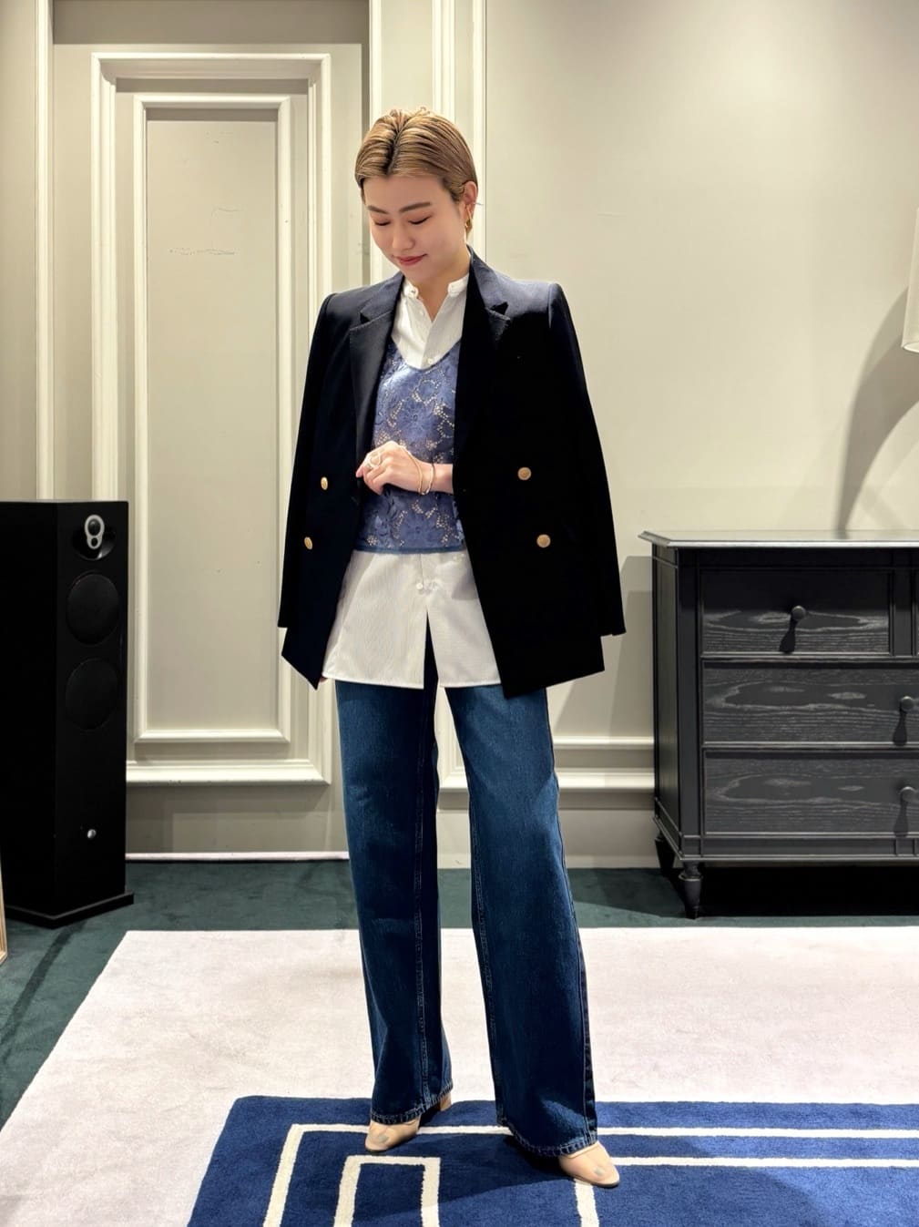 身長162㎝　〈MACPHEE〉ビンテージギャバジン ダブルブレストジャケット

名品として長く愛されているジャケットです。
ネイビーに映える金ボタンが、クラシカルで端正なムードを引き立て、羽織るだけで着映えします。

どのテイストにも自然と馴染むネイビーブレザーは、真夏を除く3シーズンで活躍する汎用性の高さも魅力。
Tシャツとデニムに合わせてデイリーに、スラックスやワンピースと合わせてビジネスと、幅広いスタイリングにフィットします。
大人の知的さと上品さをさりげなく演出できるので、ワードローブに一枚あると、必ず頼れるジャケットです。

〈MACPHEE〉コットンブロード チュニックシャツ

〈MACPHEE〉定番の人気素材を使用した、着回し力の高いシャツです。
サラリとした心地よい肌当たりで、季節に合わせたレイヤード次第で通年愛用できる万能な一着。
身頃は横の広がりを抑えたストンと落ちるシルエットになっており、一枚着としてはもちろん、ベストやニットを重ねてももたつかず、スッキリと収まります。
また、袖にボリュームを持たせることで、シャツ特有の硬さが抜けて、こなれた印象に。
袖口のカフスボタンは二段階で調整が可能。
ギュッと絞って肘までたくし上げれば、パフスリーブのような大人可愛いフォルムも楽しめます。

〈MACPHEE〉ピグメントレース ノースリーブブラウス

ヴィンテージ感のある繊細なレースを贅沢に使用した、ノースリーブブラウスです。
柔らかな素材感に仕上げているため、シャツやカットソー、薄手のニットの上に重ねて、ビスチェやベスト感覚でレイヤードを楽しめます。

コンパクトな着丈は、ボリュームのあるワイドパンツやデニムともバランスが取りやすく、一点投入するだけでスタイリングに奥行きと今の気分をプラスしてくれます。