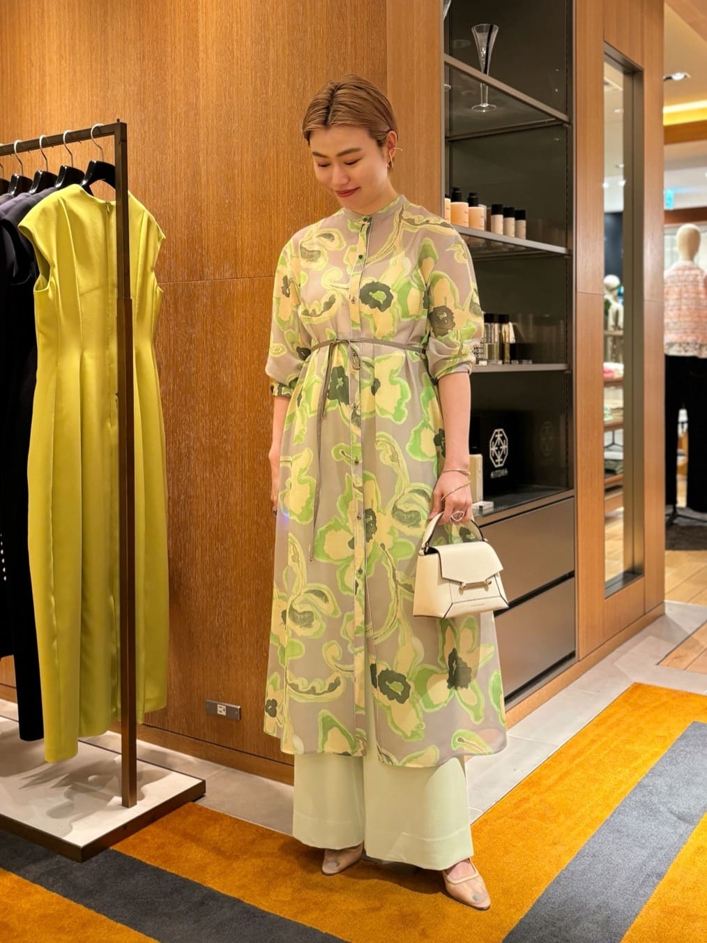 身長162㎝　〈Ballsey〉リリアンプリント ロングシャツワンピース

ぼかしたようなニュアンスが魅力の、フラワープリントワンピースです。
総柄でありながら、柔らかなぼかしプリントに仕上げることで派手になりすぎず、日常のスタイリングに品よく馴染んでくれます。

普段使いはもちろん、ちょっとしたお出かけやお洒落を楽しみたい日にもぴったりの一着。
素材にはトレンド感のあるシアーな生地を使用しているため、ボトムスをレイヤードする着こなしがおすすめです。

また初夏以降は、前をバサッと開けて羽織りとして取り入れるのも◎。
一着で何通りもの表情を楽しめる、ロングシーズン頼れるアイテムです。
