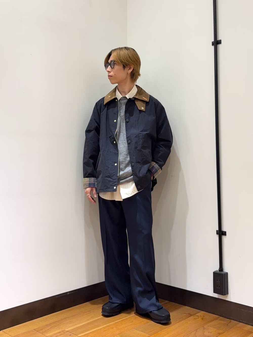 barbourを使った上品春コーデです。

THOMAS MAISONのキレイめなシャツにcrepusculeの軽やかな上品ニット、barbourのトラディショナルなジャケット