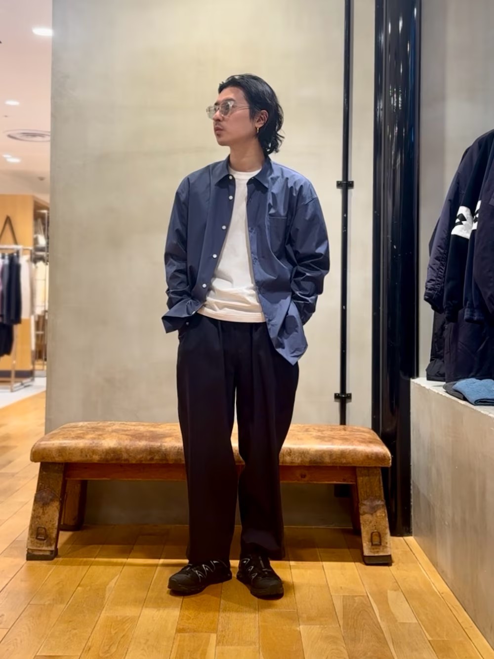 ネイビーのシャツにネイビーのパンツで合わせました。
大人カジュアルな感じです！