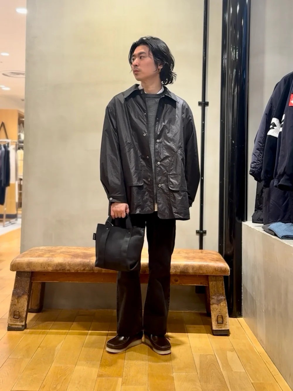 厚手に見えますが、実際は軽くて薄手なので、暖かい気温になれば春の主役まちがいなしなアウターです。

襟は本革になっており、オイルド見えするナイロンのボディと切り替えもおしゃれです！