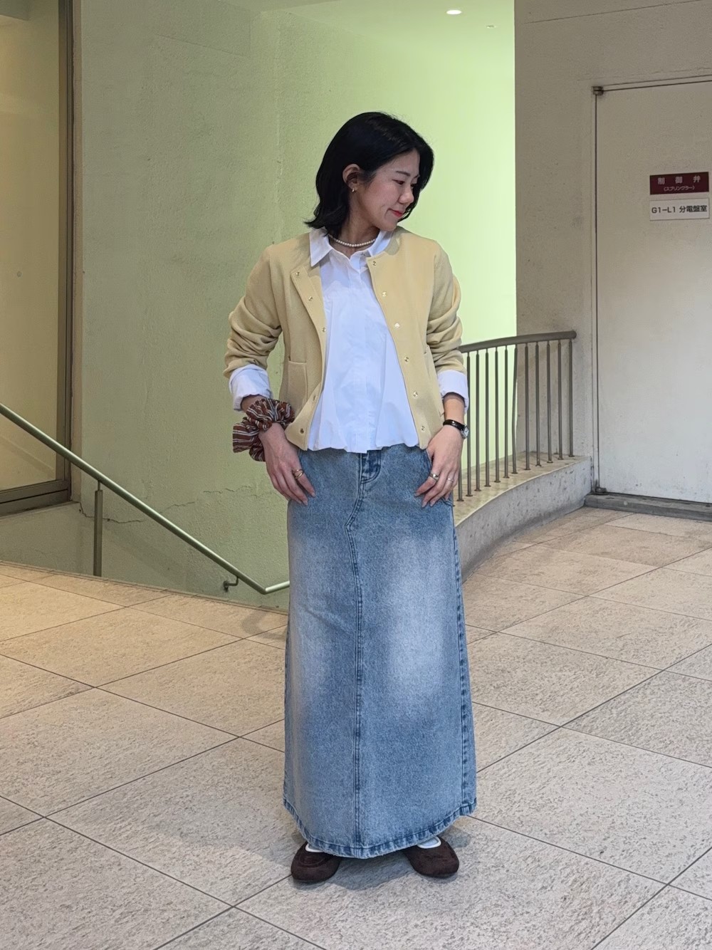 "デニムスカート×バルーンシャツで
きれい見えしつつもカジュアルっぽさも〇

イエローのカーディガンは
この春にびったりのアイテム！
きれい見えするのでお仕事にも♩