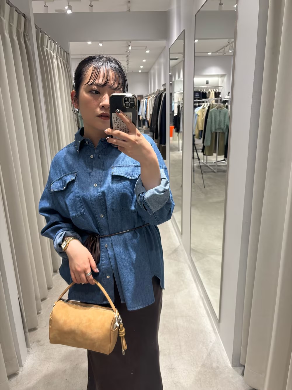 柔らかい質感のデニムシャツは、襟元にスタッズデザインが入っているのでワンポイントになって可愛いです〇
そのまま着ても可愛いですが、ウエストミニポーチをウエストマークとしてつけるとメリハリがついてオススメです！！