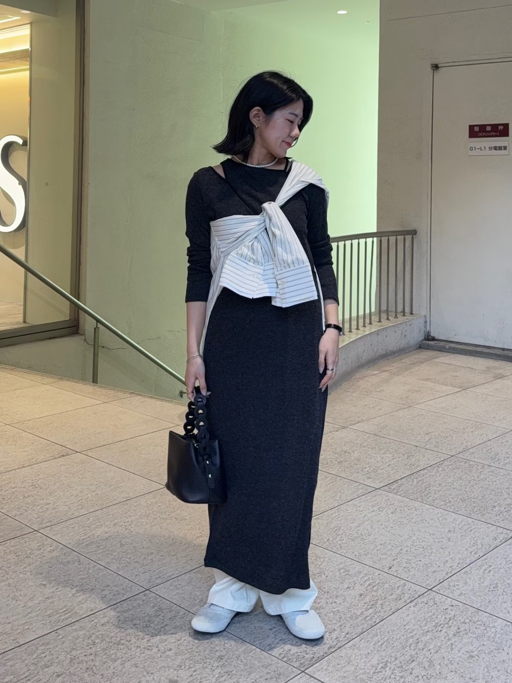 春はやっぱり1枚で楽に出かけられる
ワンピースが便利！
シャツを襷掛けして、シンプルなデザインのワンピをおしゃれに〇

パンツをレイヤードして
今っぽスタイルにしたら
足元はバレエスニーカーで抜け感も♩