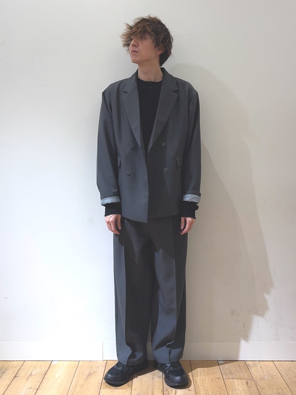 今期オススメアイテムのセットアップコーデのご紹介です！
セットアップともにセンスのskin proofシリーズのアイテムで、撥水と防花粉付きの機能性素材で春にピッタリです〇
インナーにはトレンドのヘンリーネックを指して抜け感を演出しました。