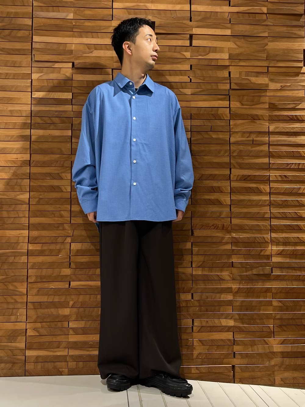 相性抜群の色の組み合わせです！

シャツはマイクロチェックになっているので、どんなコーディネートにも自然に馴染んでくれます！