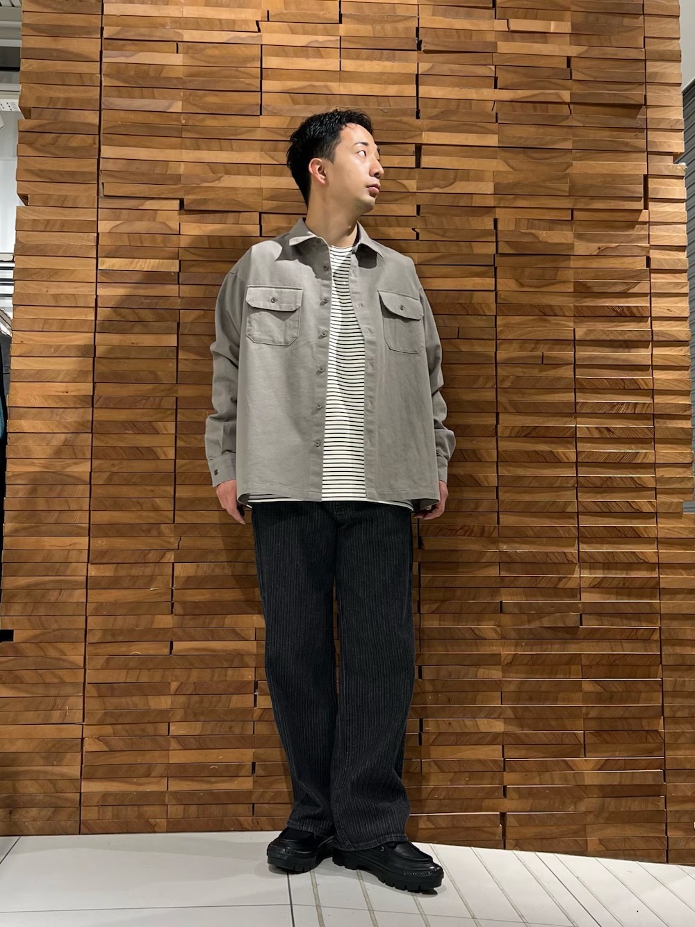 デニムとシャツの組み合わせがシンプルになりすぎないように、ボーダーT入れてました〇

ボーダーTはヘンリーネックなので、一枚着でもおしゃれに着れます！