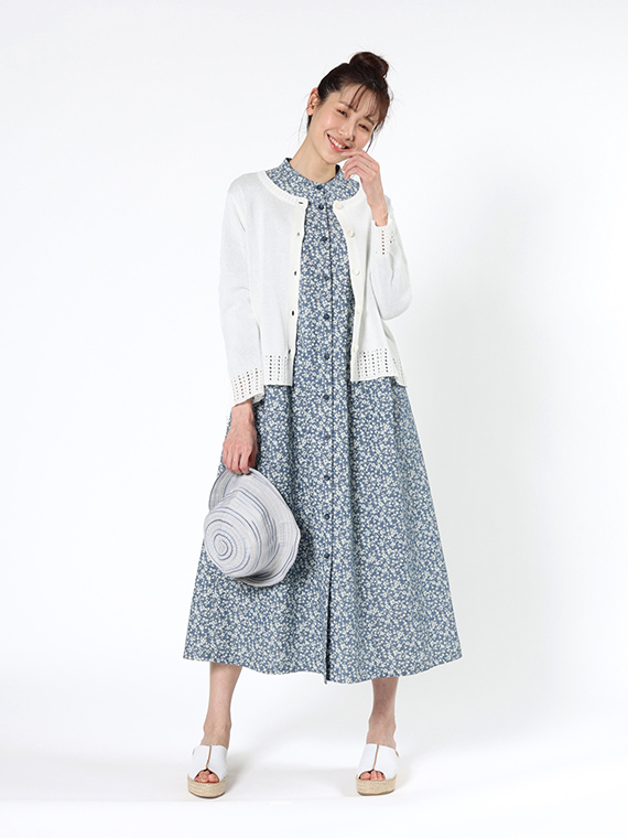 ナチュラルでゆるっとしたリラックス感のあるデニム地のプチフラワープリントのワンピースを、オフのカーディガンと合わせたクリーンな印象のコーディネートです。ワンピースは前を開けて羽織りとしてお召しいただければ、軽やかなコート代わりにもなる優れものです。
モデル身長：165cm