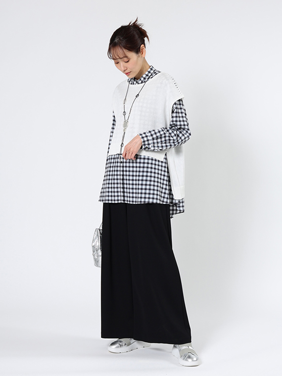 カジュアル感の強いギンガムチェックもモノトーンでまとめるとクールでモダンな印象でお召しいただけます。前後で丈が違うスリット入りベストを合わせて、リラックスした雰囲気の抜け感を演出したコーディネートです。
モデル身長：165cm