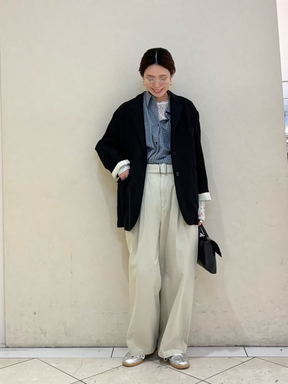 【167cmコメント】

・ジャケット
36ですが、通常より大きめでゆったりしています。

生地はコットン素材で
柔らかくて軽いです。
でも薄すぎないので、軽いアウター感覚で使えます。