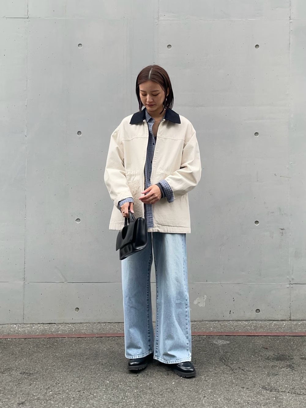 ドロストカバーオール
トレンド感のあるワークスタイルを上品に 着こなせる、ドロストカバーオール。
素材には、程よい張りと耐久性が魅力のコットンダックを使用しました。
ヴィンテージライクな加工を施すことで、身体に馴染むこなれた風合いに仕上げています。