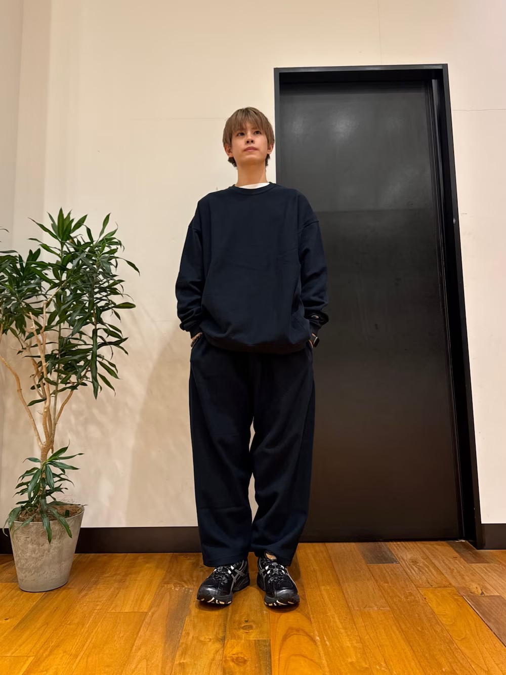 トップス、パンツ共にサイズ1を着用。
少しゆとりがあるシルエットになってます。
特にパンツはシルエットが綺麗なので色々なアイテムに合わせやすいです。