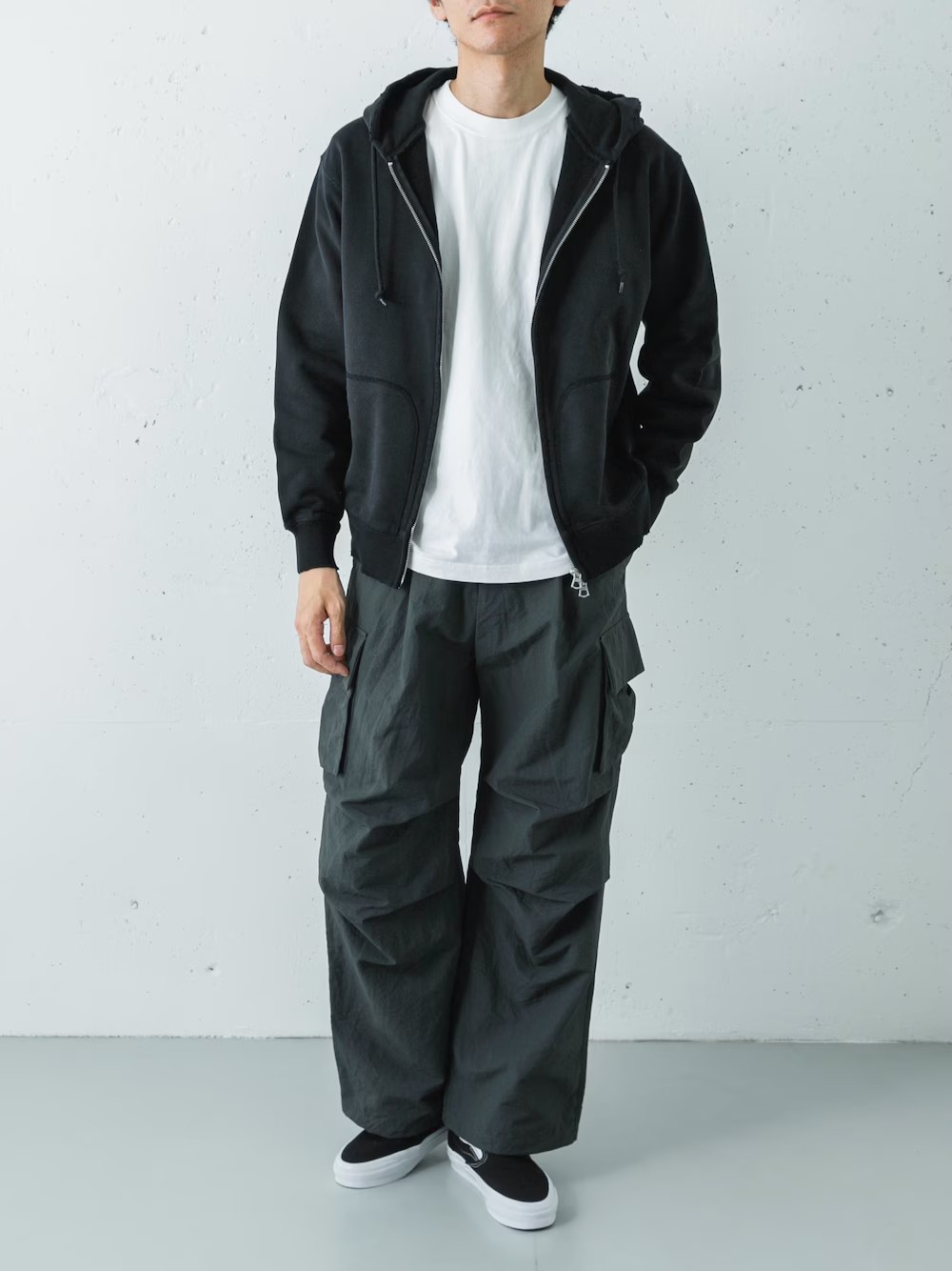「TASLAN NYLON OVER PANTS」を主役にしたコーディネート。
タスランナイロン特有の、コットンのようなナチュラルな風合いと機能性（軽量・速乾）を兼ね備えた一本。
太めのシルエットですが、裾のドローコードを絞ることでVANSのスリッポンとも相性抜群