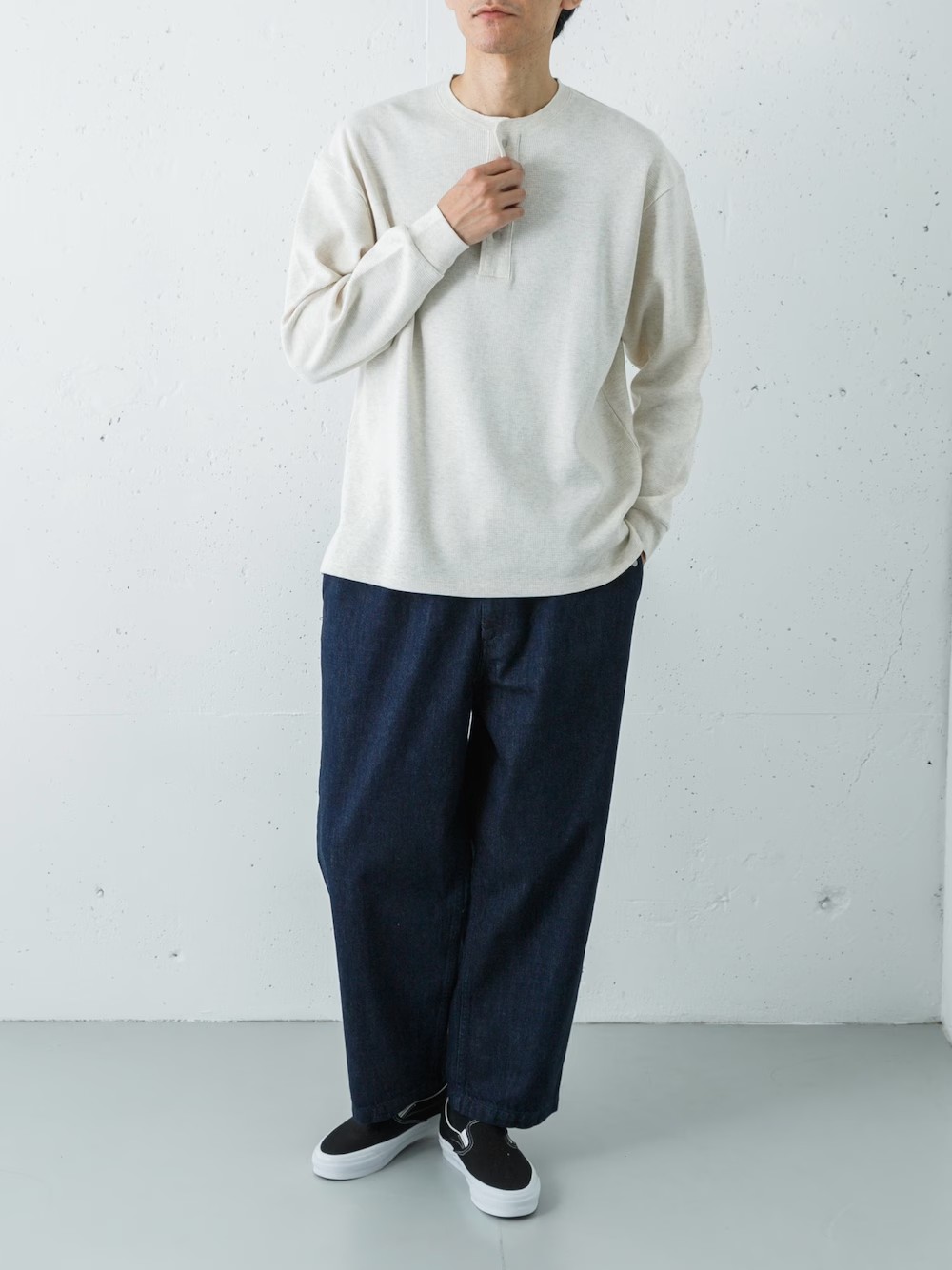 気負わず着られる、ヴィンテージライクな大人の休日スタイルです。

トップスは「UR TECH」の度詰めワッフルヘンリー。オートミールの優しい色味と、ボタンのあるヘンリーネックが顔周りにアクセントを加えます。機能素材ながらコットンのような風合いで、一枚でも様になる厚みです。