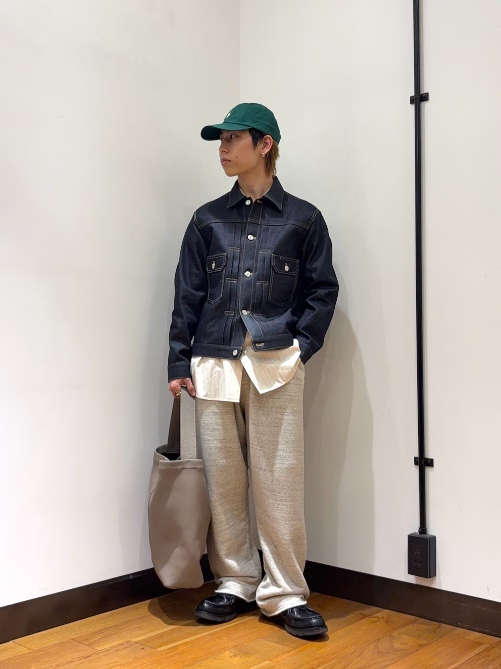 SHIOTAのジャケットを使ったシティボーイ風コーデ。
デニムジャケットなのに綺麗さが出るSHIOTAのジャケットと、カッチリしたTHOMAS MAISONのシャツを合わせて清潔感や上品さを出しつつ、キャップやスウェットパンツでアクティブさと遊び心を出すコーデにしました。