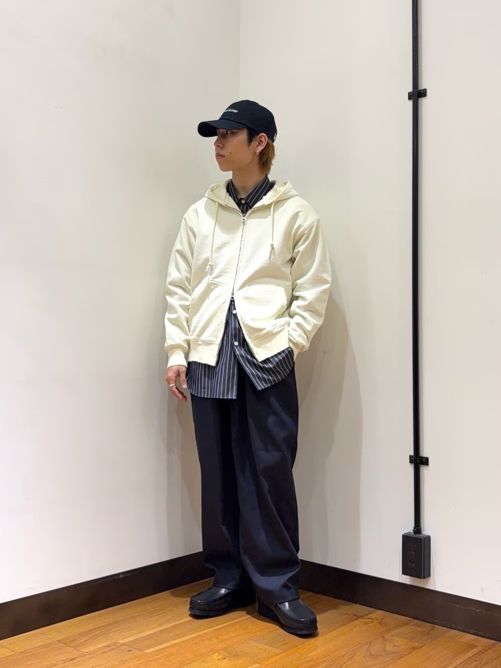 iDのパーカーを使ったキレイめコーデです。

THOMAS MAISONのシャツやwide dadのパンツを使ってキレイにまとめたコーデにアクセントでダメージやフェードのかかったパーカーを合わせる、そうすることで程よい抜け感やカジュアルさを演出することができます。