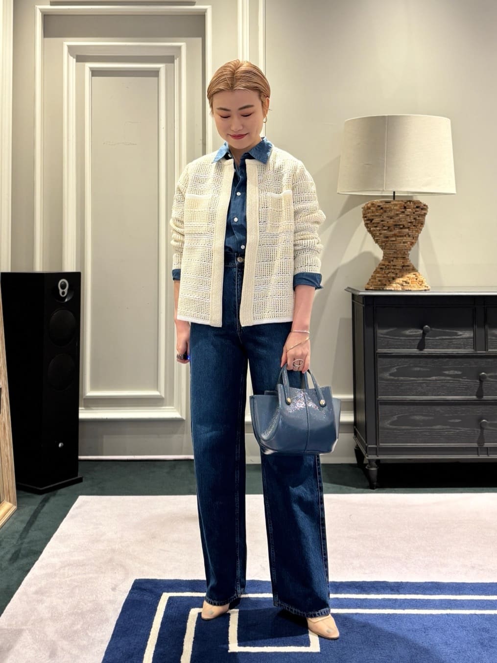 身長162㎝　MACPHEE〉デニムシャンブレー レギュラーカラーシャツ

クラシックなフォルムに、少し褪せたようなヴィンテージ感が漂う、大人のためのデニムシャツです。
見た目の本格的な表情に反して、素材自体は非常に薄手で柔らか。
少し肩を落としたゆとりのあるサイズ感が相まって、リラックスした着心地を叶えてくれます。

一枚でサマになるのはもちろん、羽織りとしても、またニットやジャケットのインナーとしてもシーズンレスに活躍。
一着持っておくと便利な一枚です。


〈Ballsey〉ドライコットン クルーネックカーディガン

一見シンプルなカーディガンですが、よく見ると表情のあるボーダーの編み地が施された、遊び心あふれるカーディガンです。
リネンのようなドライなタッチと清涼感が特徴で、肌離れが良くこれからの季節に欠かせない一着。

日中アウターが必要ない暖かい日でも、さっと羽織れる軽やかさは、寒暖差の激しい春にぴったりです。
トレンチコートやブルゾンのインナーに忍ばせてももたつかない程よい厚みなので、3月は春アウターのライナー感覚でレイヤードを楽しむのもおすすめ。
季節が進めばメインの羽織りとしても使える汎用性の高いアイテムです。