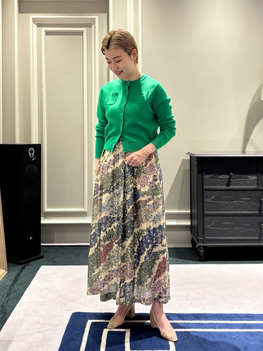 身長162㎝　〈CABaN〉コットンカシミヤ クルーネックカーディガン

このニットさえあれば、他はいらない。というくらい汎用性が高く、豊富なカラーバリエーションから色違いで揃えたくなる〈CABaN〉名品アイテム。
コットンカシミヤ混合で、薄すぎず厚すぎず、夏を除けば3シーズンで活躍でき、ホームケアできるのも嬉しいポイントです。

普段9号サイズを着用している方は、まずXSサイズからお試しいただいています。
多くのお客様がXSサイズで収まりよく着用いただいておりますが、着丈と身幅に余裕を出したい方にはSサイズをおすすめしています。


〈CABaN〉FLOWER RIVERプリント タックロングスカート

どこか和の情緒と北欧のモダンさが同居するような、唯一無二のプリントが魅力的な一着です。

贅沢なシルク100%素材を採用しており、ウエストに施された絶妙なタックとギャザーが、気になる腰やヒップ周りを自然にカバー。
素材の持つ美しい落ち感と相まって、川の流れのように配された柄が、動くたびに優雅になびくドラマチックなドレープを演出してくれます。
