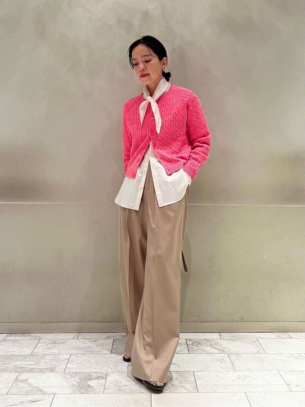 身長161㎝　春にぴったりな明るいカラーのレイヤードスタイルです。
コンパクトなシルエットのカーディガンはシャツと重ねることでカジュアルに着こなすことができます。シャツをインせずアウトするのもポイント。
ピンク色をかっこよく着たい方におすすめのスタイリングです。
