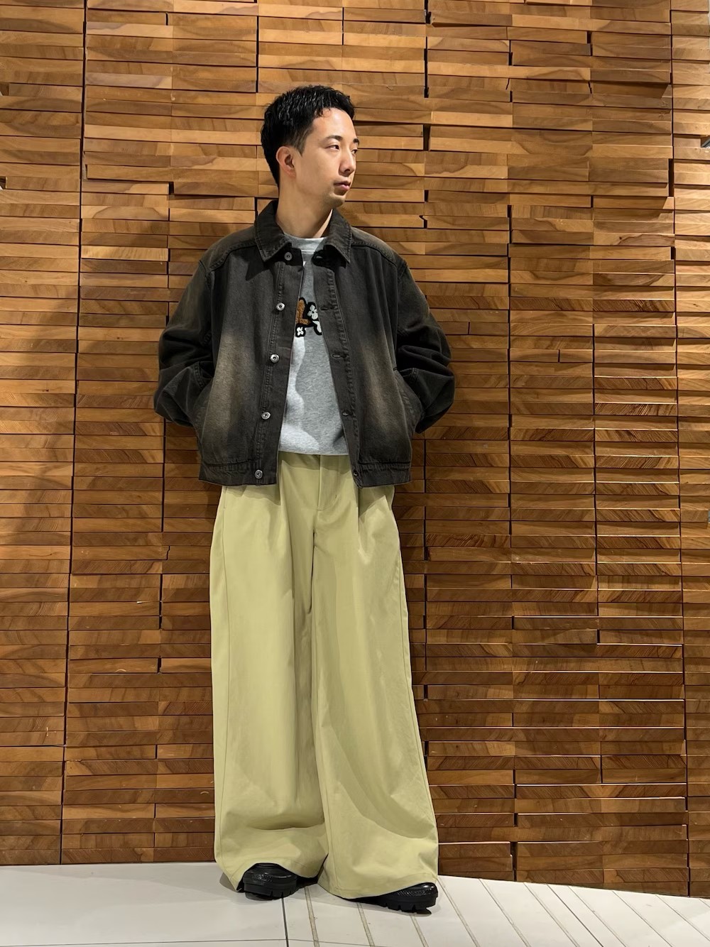 ブルゾンの短丈とワイドパンツが本当によく合います！！

イエローのパンツで、春らしさを出していきましょう〇

ぜひ、参考にしてみてください！