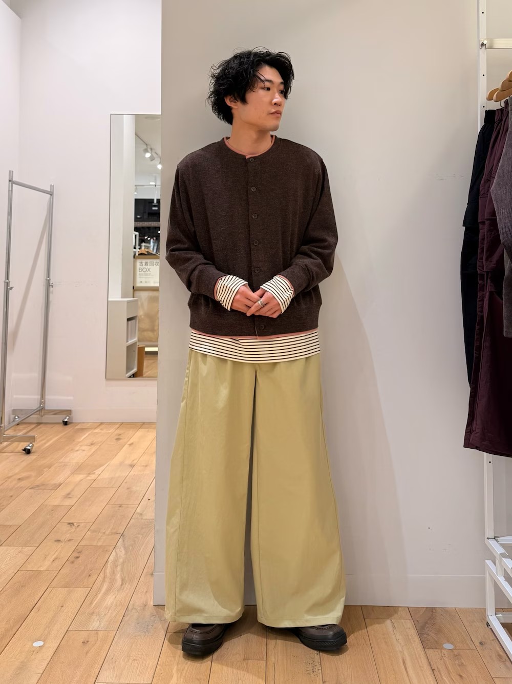 春と言ったら、ベージュのパンツ。
合わせやすい色でワイドなシルエットも可愛いです！
ボーダーロンTは袖から出して着るのがオススメです〇
タッセルローファーも普通のローファーと違って一癖あるのが味になってます。