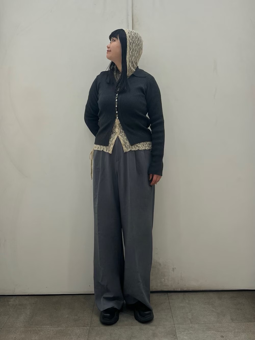 グレーの中に明るいレースを仕込むと
春らしく抜け感のあるスタイリングに