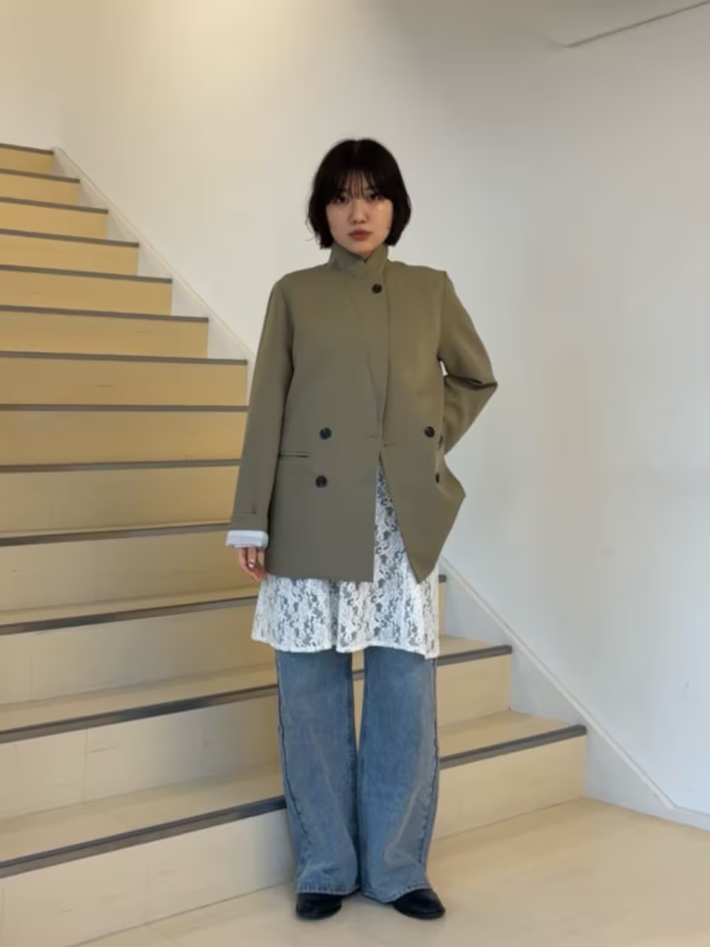 ジャケットはスタンドカラーにしても使える2wayアイテムで、少しカッコよくマニッシュな雰囲気にも〇