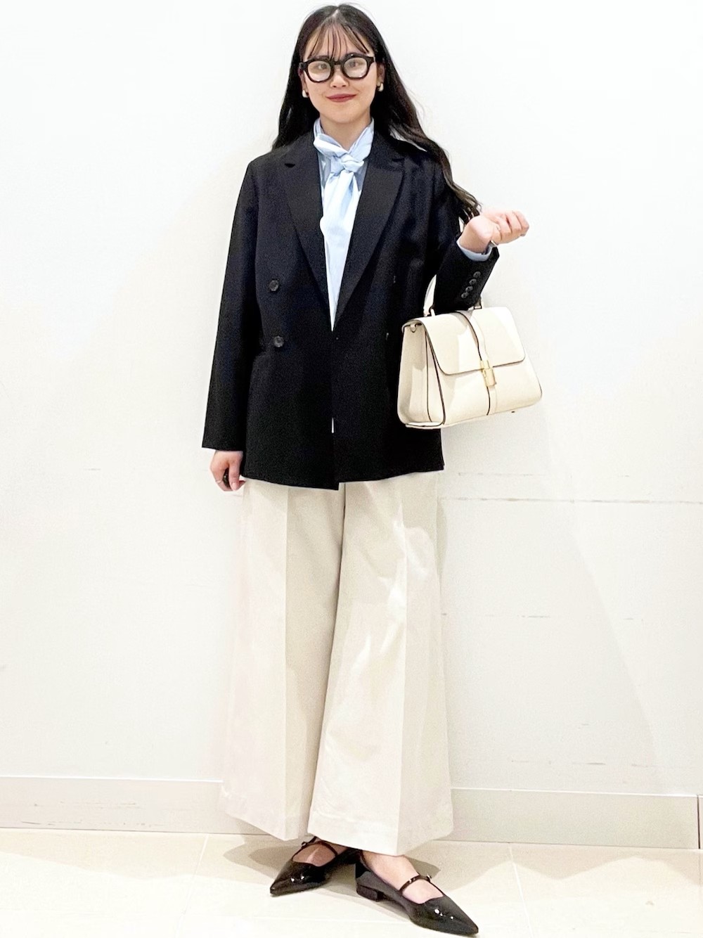 今回もセレモニー用のコーディネートです♩

インナーのブラウスは、トレンドのボウタイブラウス〇
大きめのリボンがポイントでシンプルになりがちなシャツに
アクセサリーをつけなくも映える1枚です！
イージーケアでアイロンも必要ないので、お仕事用にもおすすめです♩