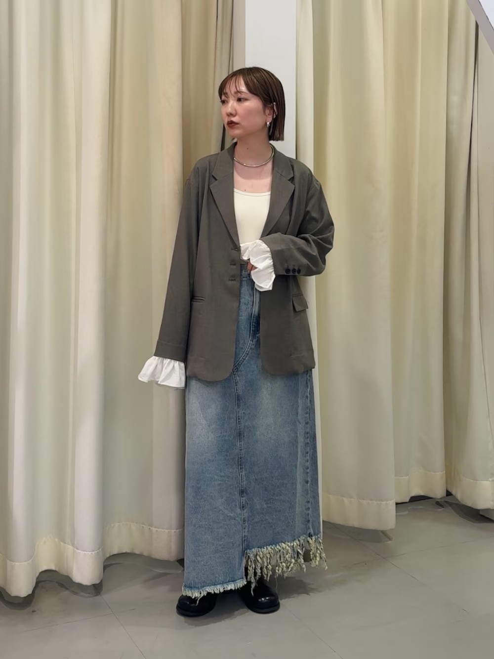 キレイめでも使えるジャケット。
袖のフリルが存在感のあるデザインです◎

カジュアルな雰囲気で
デニムスカートを合わせてみました。
ボトムやインナーによって
オンオフ兼用で使えるのが嬉しいです。