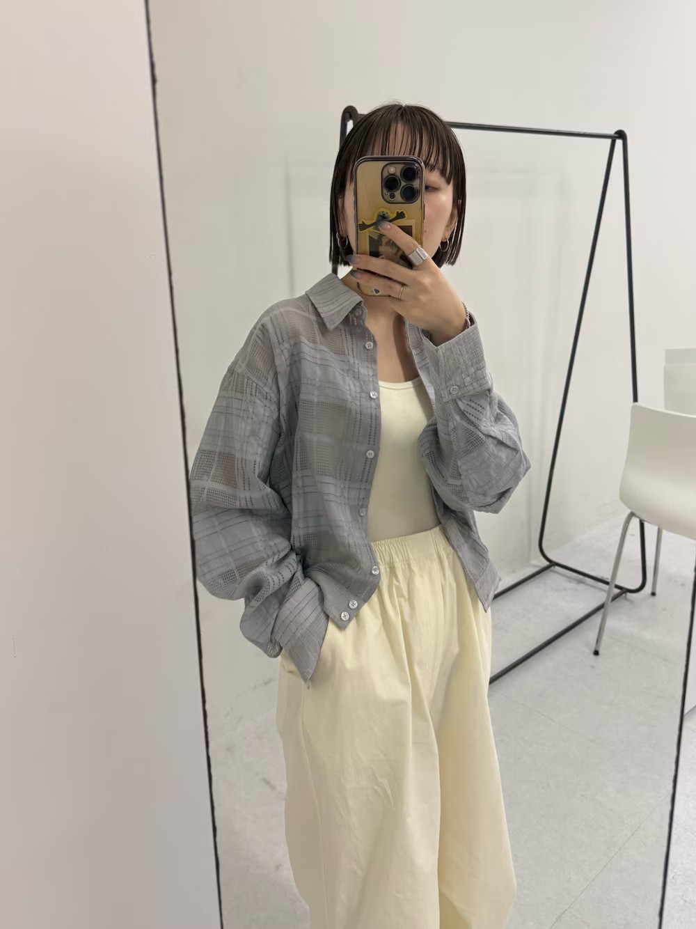 程よいシアーチェックが
春らしさを出してくれるシャツ◎
コンパクトなサイズ感なので
ボトムも合わせやすいです！

爽やかな雰囲気で
インナーやボトムは白で合わせました。