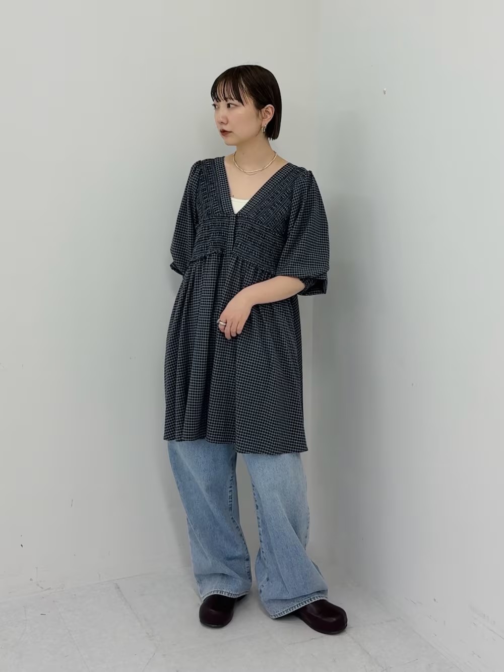 シャーリングデザインがポイントの
ミニワンピース。
甘く見えないチェック柄で使いやすいです！

デニムとのレイヤードで
ラフでカジュアルな印象に◎