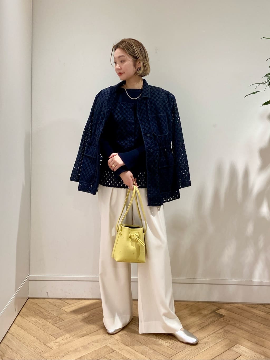 身長165㎝　〈Ballsey〉コモンフラワーエンブロイダリー ミドルブルゾンジャケット
フラワーモチーフを刺繍したジャケット。
同じシリーズのジレをレイヤードしたシンプルなスタイリングにイエローのBAGで華やかさをプラスしました。