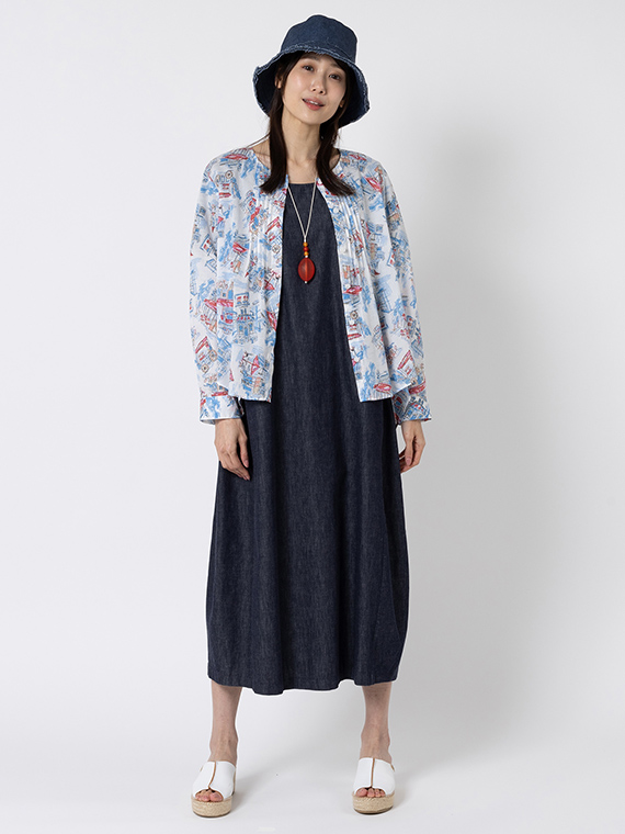 シンプルなネイビーのデニムワンピースに、爽やかなカフェプリントのブラウスを羽織って。心弾むトリコロールの配色が目を引くフレンチスタイルに仕上がります。ブラウスの裾をあえてラフに見せることで、歩くたびにドラマティックで軽やかな動きが生まれます。
モデル身長：165cm