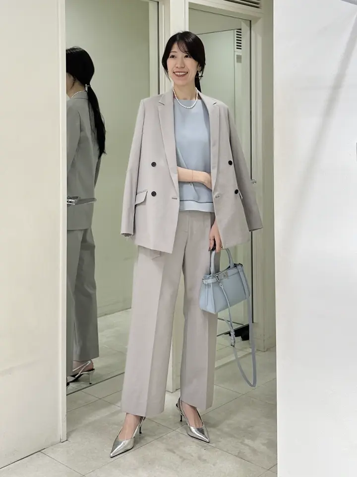 コーディネート身長 170cm

爽やかなセットアップコーデ♩

クロップド丈のブラウスなら
インしなくても着こなせますよ^_^

サックスグレー×トープカラーで合わせて
柔らかな印象にまとめました◎

※ブラウスはWEB限定カラーを着用しております

スタッフ着用サイズ
■ジャケット【4/Mサイズ相当】9号
■ブラウス【4/Mサイズ相当】9号
■パンツ【4/Mサイズ相当】9号

※ブラウスはサンプルを着用しております