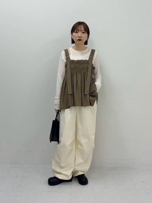 1枚でも映えそうなカーキは
シンプルに白のトーンで合わせました！

インナーはコンパクトに
少し肌見せ感のあるデザインに
カジュアルなカーゴパンツ合わせがポイント。