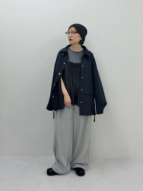 かわいらしい雰囲気のビスチェを
グレートーンで合わせてみました！
少しモードな印象に、、◎

スウェットパンツやゆるっとアウターで
ラフに着つつも
小物合わせはしっかりと！