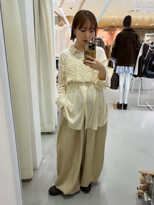 バルーンシルエットのビスチェ。
ふんわりとした形が
シンプルアイテムに重ねるだけで
映える事まちがいなしです。

素材感がかわいいので
ワントーンで目立たせました！