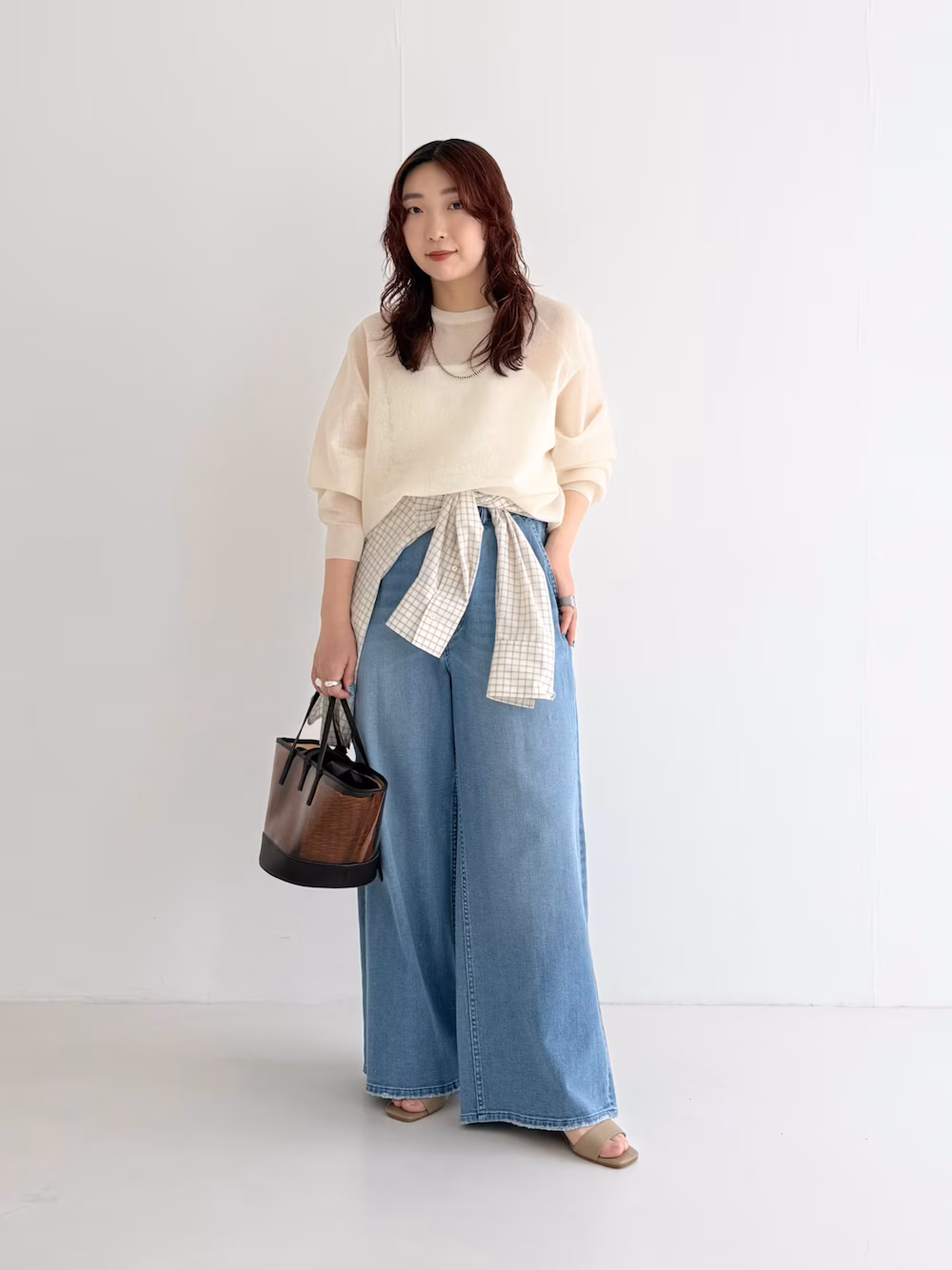 【トップス】
シアー感が可愛いニットです。
同色のキャミソールを入れたり、ロゴTなどを重ねて透け感を楽しんで下さい◎