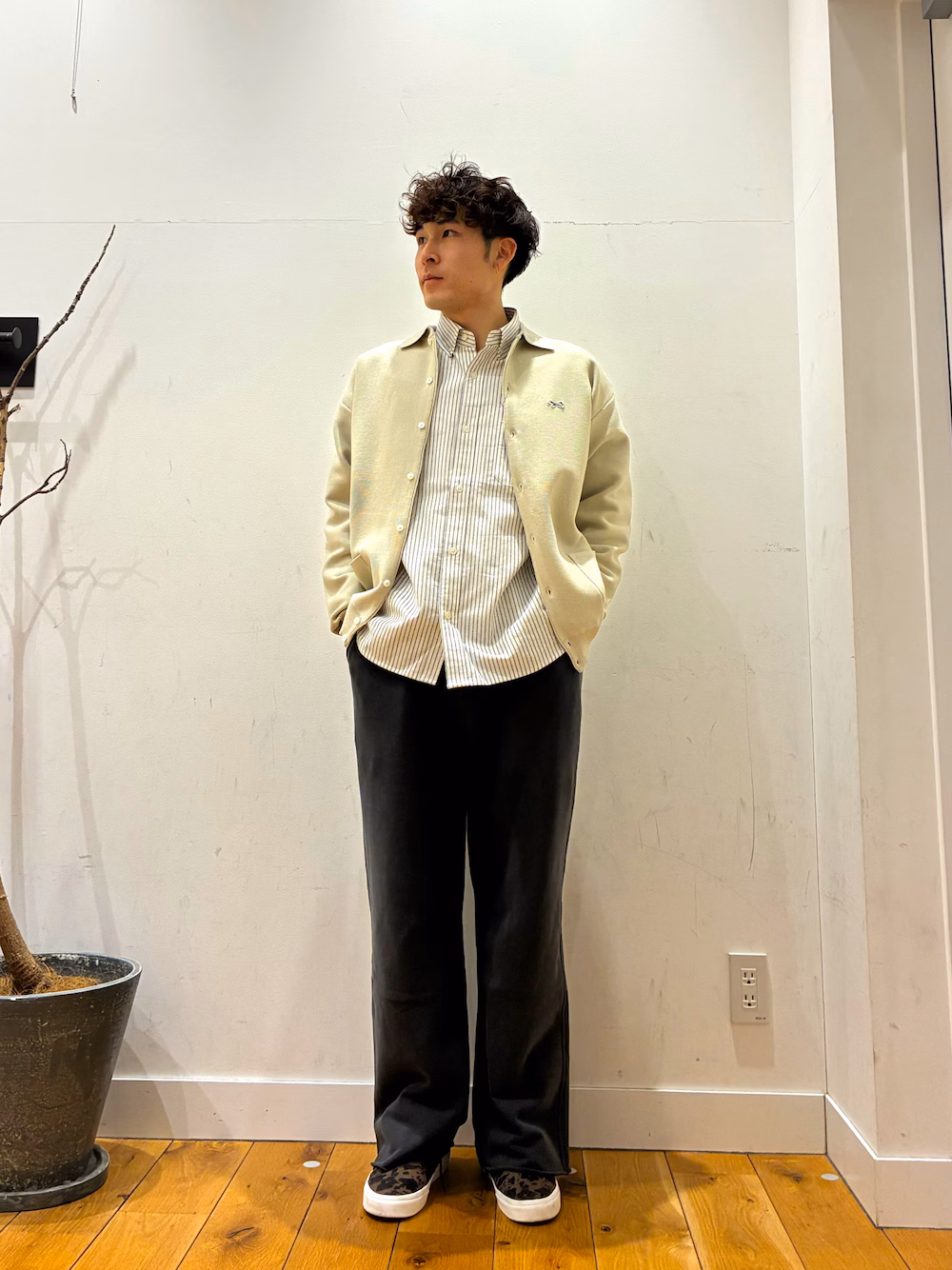 中に落ち着いたストライプシャツを着ています！ゆったりとしたシルエットでこのシャツ一枚でも色々なコーデを組む事が出来ます！その上に春色のカーディガンを着ています！
その下に切りっぱなしになっているスウェットパンツを履いています！