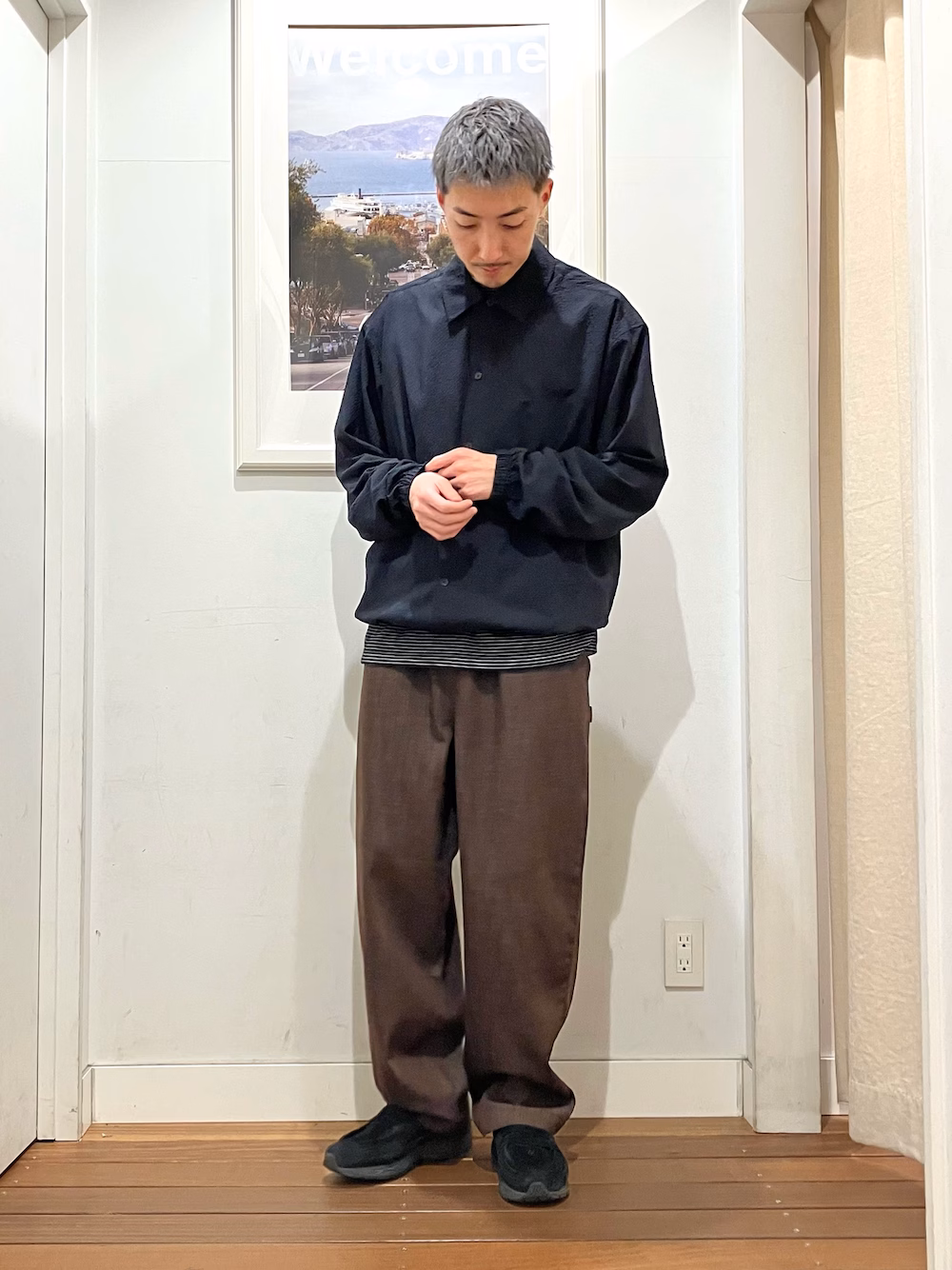 シアサッカーのコーチJKT。
凹凸のある生地感により、コーチジャケット特有ののっぺり感が消え雰囲気バツグン◎
パンツはデニムライクなイージーワイドパンツ。気負わず履ける軽い穿き心地です。
どちらもサイズMでジャストですが、ワンサイズ上げても良さそうです。