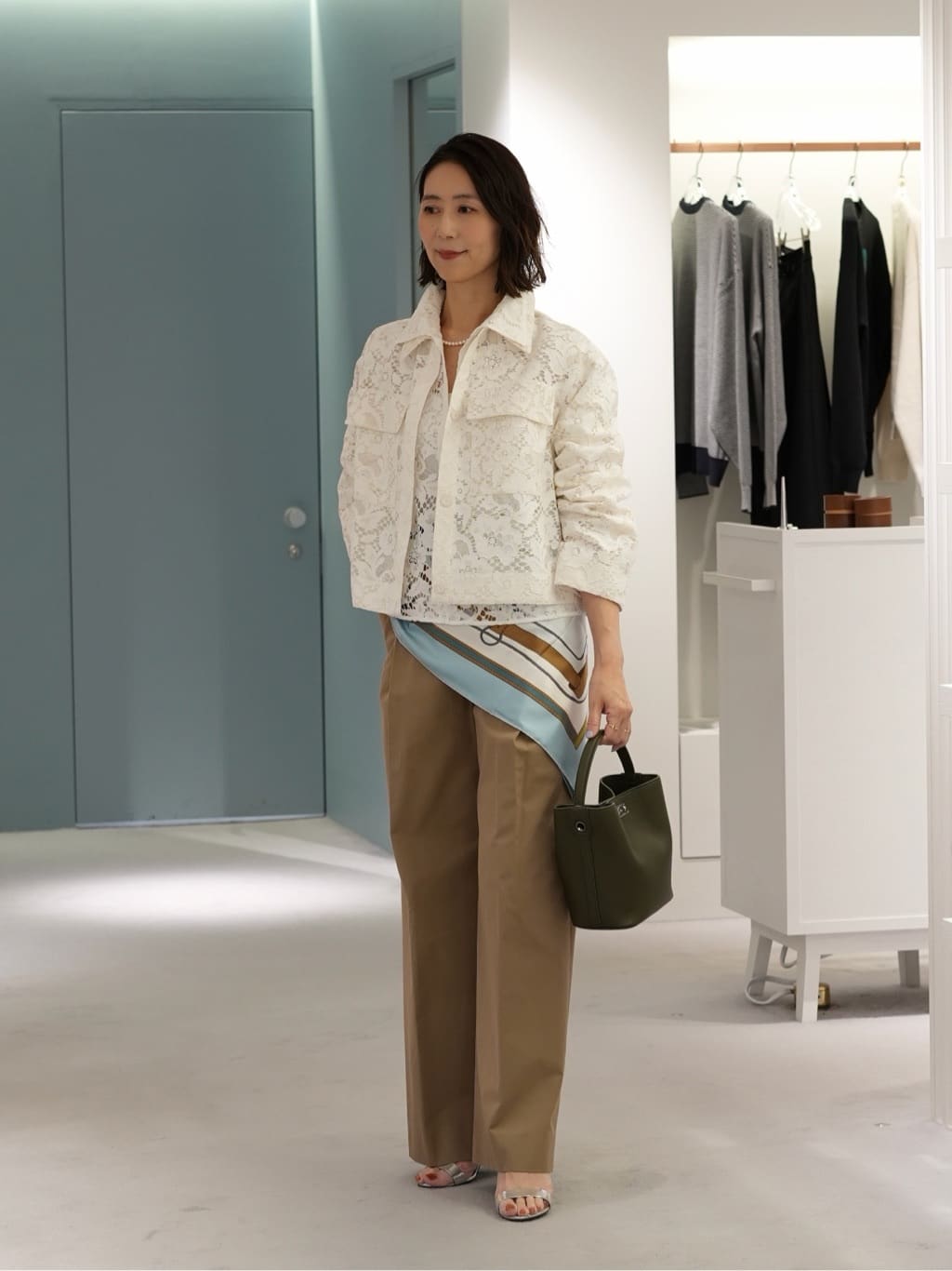 身長167㎝　この春注目のレースをジャケットとブラウスのレイヤードでインパクトのある爽やかさを。
上質なコットンパンツと艶やかなスカーフを合わせ、さらりとラフなスタイリングに仕上げました。