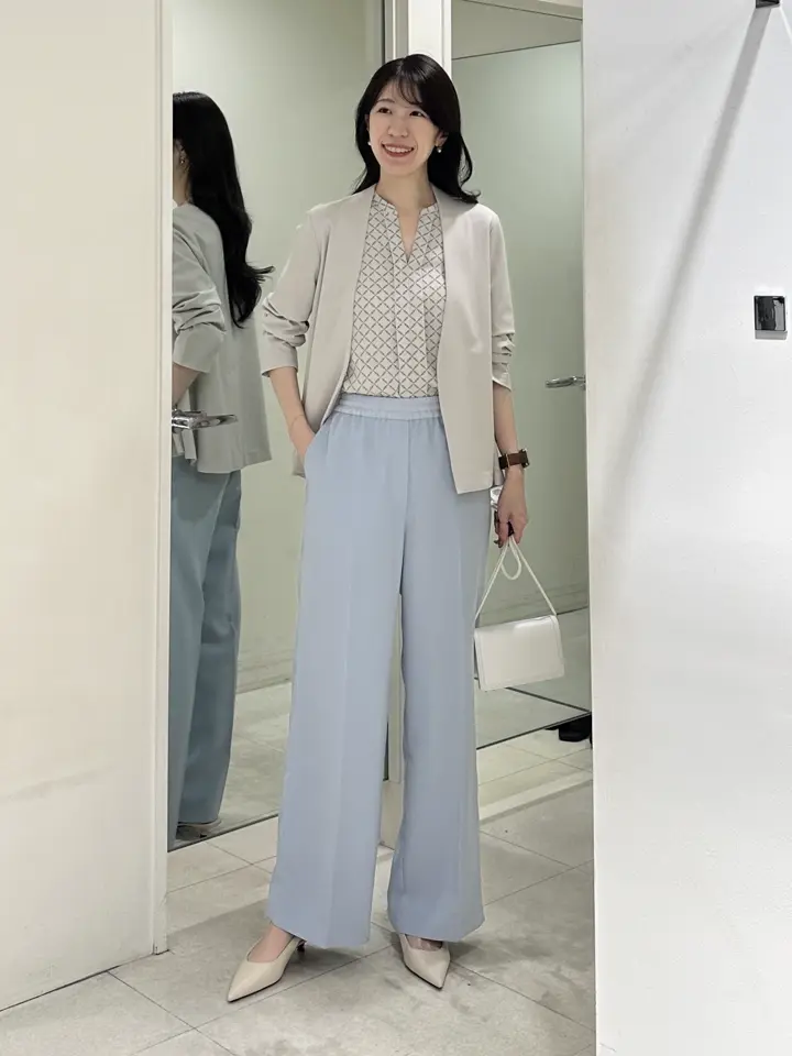 コーディネート身長 170cm

きれいめ通勤コーデ♩

ウエストゴムのワイドパンツなら
通勤やデスクワークも快適に^_^！

サラッとした素材なので
気温が上がるこれからの季節にもおすすめですよ◎


※ブラウスはWEB限定のアイテムとなります
※パンツはWEB限定カラーを着用しております

スタッフ着用サイズ
■ジャケット【S/Mサイズ相当】
■ブラウス【S/Mサイズ相当】
■パンツ【4/Mサイズ相当】9号
※ウエストを調整して履いております

※ブラウスとパンツはサンプルを着用しております