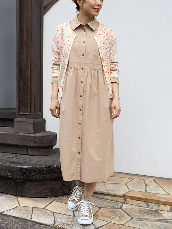 タイプライタークロスのシャツワンピースを同系色のドットプリントのカーディガンと合わせたガーリーな雰囲気のコーディネートです。桜の下のおさんぽにも最適なアクティブでやさしい感じのスタイルです。
モデル身長：162cm