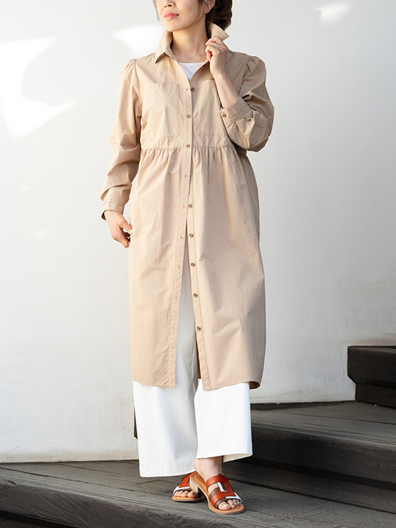 タイプライタークロスのシャツワンピースを羽織として、オフのワイドパンツと合わせたハンサムな雰囲気のコーディネートです。衿をたてればさらにカッコよく、さっそうと街を歩くのにふさわしいスタイルです。
モデル身長：162cm