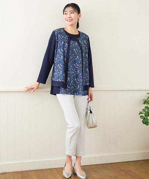 【大きいサイズ】パンツコーデに甘さを添えるボタニカル柄のアンサンブル。速乾性のある涼やかなパンツと軽快にコーディネートしました