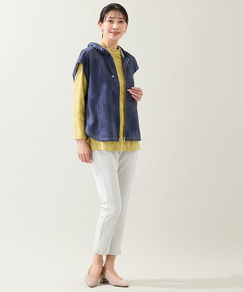 【大きいサイズ】デニム柄のベストにイエローのインナーを効かせた大人カジュアルスタイル